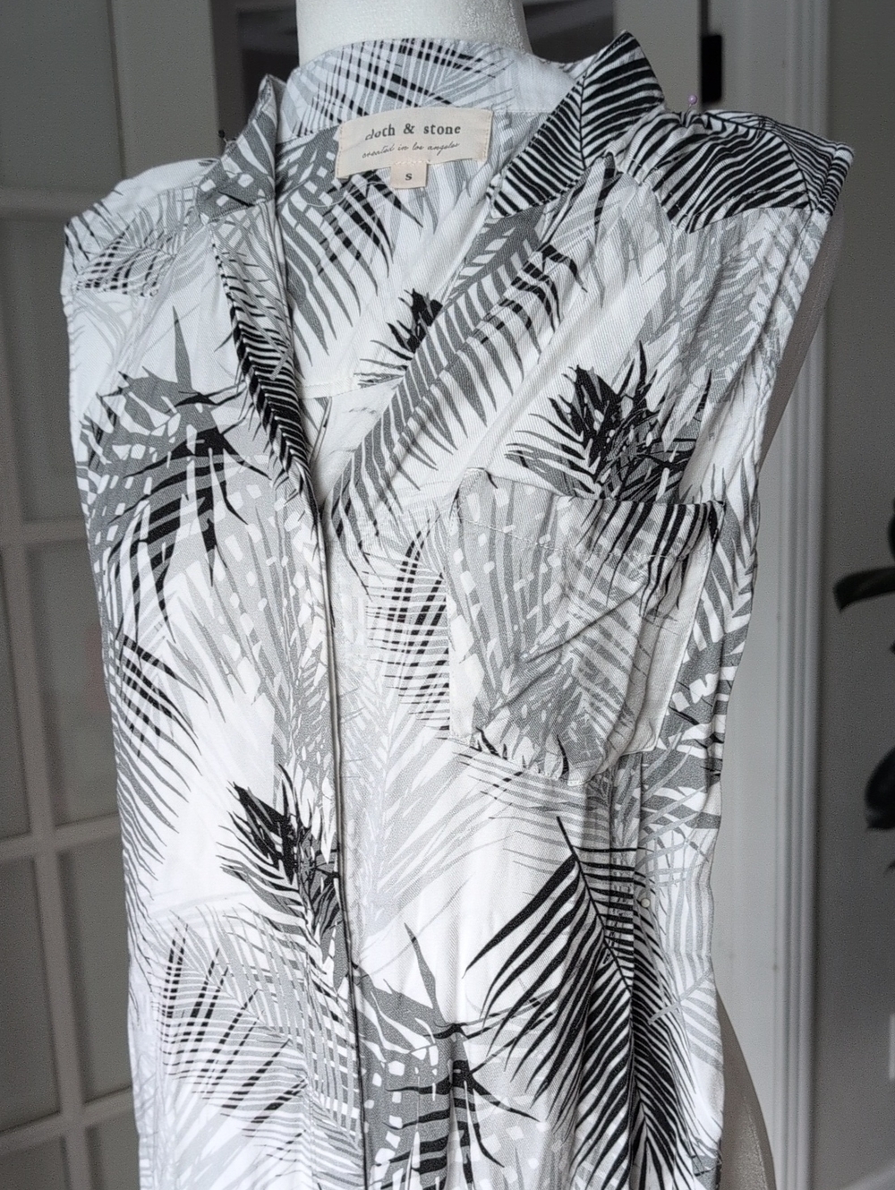 cloth & stone Gray and White Palm-Print Raw Edge Sleeveless Shirt Dress Small - Picture 5 of 11
